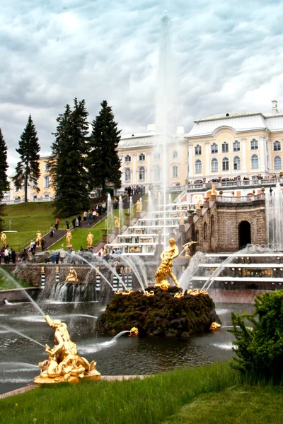 Peterhof, fontein "samson tearing open de kaken van een leeuw." — Stockfoto