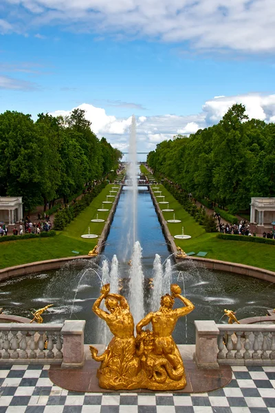 Peterhof, a Grande Cascata e Canal do Mar . — Fotografia de Stock