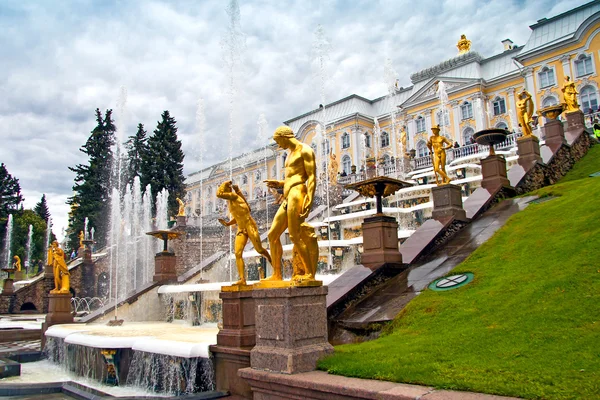 Trapsgewijs fonteinen, peterhof. — Stockfoto