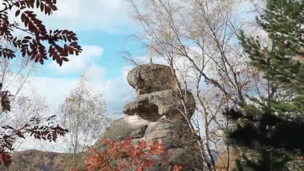 Vue de la montagne une petite église. Belokurikha. Montagne Altaï . — Video