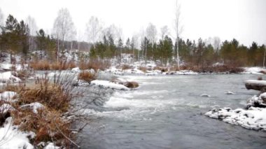 hangok és a zaj jeges víz a folyó suenga. Nyugat-Szibéria.