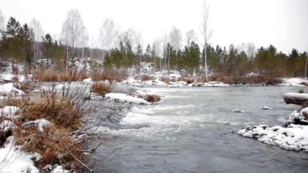 Sons et bruit Eau glacée de la rivière Suenga. Sibérie occidentale .