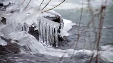hangok és a zaj jeges víz a folyó suenga. Nyugat-Szibéria.