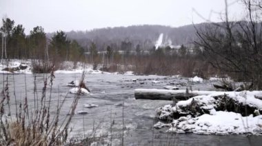 hangok és a zaj jeges víz a folyó suenga. Nyugat-Szibéria.