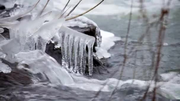 Звуки и шум Ледяная вода реки Суэнга. Западная Сибирь . — стоковое видео