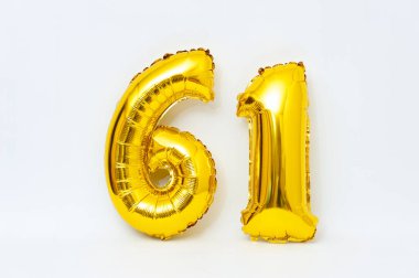 Beyaz arka planda izole edilmiş şişirilebilir 61 parlayan metalik altın rengi. Yakın plan..