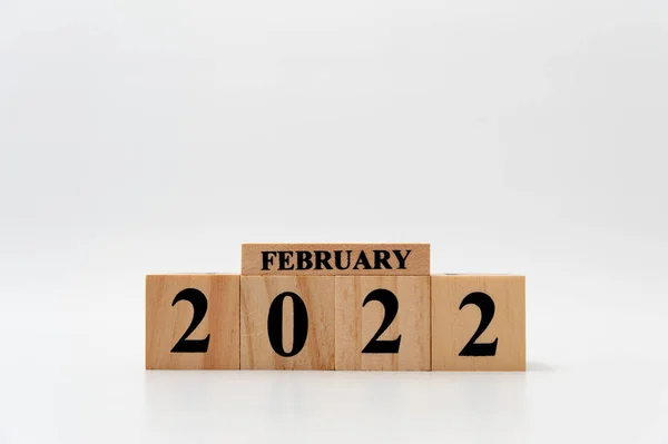 Şubat 2022 ahşap bloklar üzerine yazılmış beyaz arkaplanda kopya alanı ile izole edilmiş.