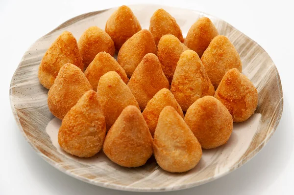 Típico Aperitivo Brasileño Llamado Coxinha Frango Aislado Sobre Fondo Blanco —  Fotos de Stock