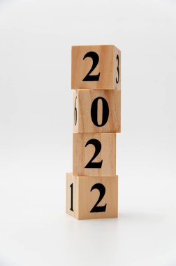 2022 tahta bloklar üzerine yazıldı dikey yönde beyaz arkaplan izole.