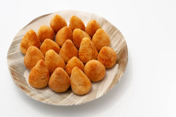 Aperitivo Brasileño Típico Llamado Coxinha Frango Aislado Sobre Fondo Blanco —  Fotos de Stock