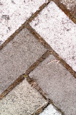 Üst görünümde dikdörtgen beyaz ve gri fayanslarla döşenmiş kaldırıma yakın çekim.