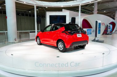 Odaiba, Tokyo, Japonya, Toyota Showcase Mega Web Palet Kasabası - 2 Ocak 2020: Kızıl Toyota Yaris.