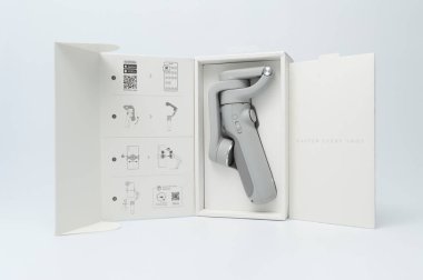 Fuji Şehri, Shizuoka-Ken, Japonya - 31 Aralık 2021: DJI OM 5 akıllı telefon sabitleyicisi beyaz arka planda izole edilmiş.
