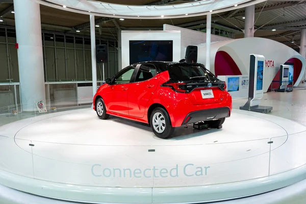 Odaiba, Tokyo, Japonya, Toyota Showcase Mega Web Palet Kasabası - 2 Ocak 2020: Kızıl Toyota Yaris.