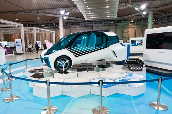 Odaiba, Tokyo, Japonya, Toyota Showcase Mega Web Palette Town - 2 Ocak 2020: Toyota Futuristic Concept Hidrogen Car: FCV Plus. Toyota prototip konsept araba.