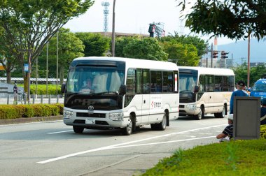Fuji Şehri, Shizuoka-Ken, Japonya - 24 Haziran 2021: Tokyo 2020 Olimpiyat Meşale Bayrağı. Japonya 'nın Fuji şehrindeki Aoba Caddesi' nde ortaklar ve sponsorlarla yapılan araba geçidi. Ortak şirketlerin mikrobu. Nissay Şirketi.