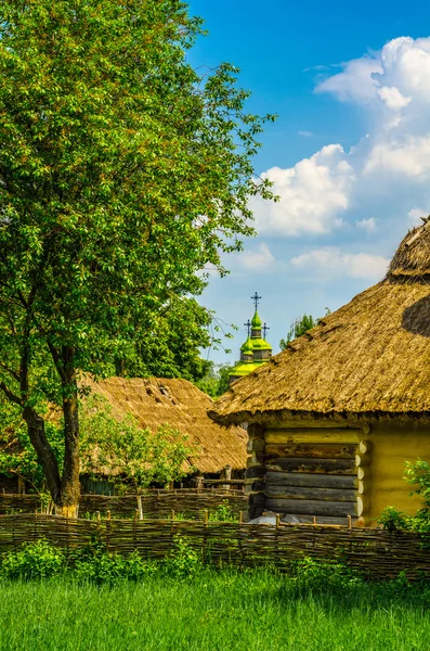 Древний традиционный украинский сельский коттедж с соломенной крышей — стоковое фото