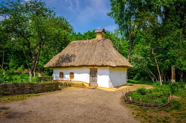 Oude landelijk gelegen vakantiehuis met een stro dak — Stockfoto