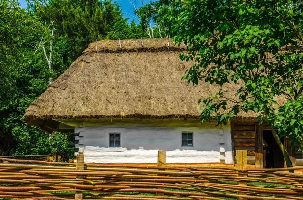 Ősi hagyományos ukrán vidéki ház egy szalma tető — Stock Fotó