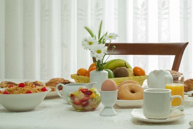 de la mano con la flor de amapola