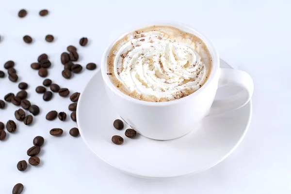 Kaffe med grädde garnerad med kakao — Stockfoto