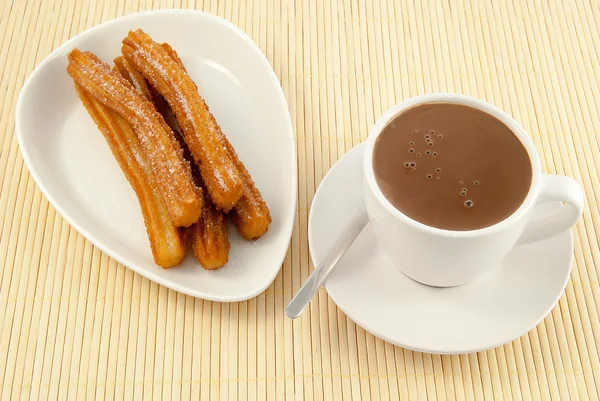 En churro med choklad i cupen, spansk munk — Stockfoto