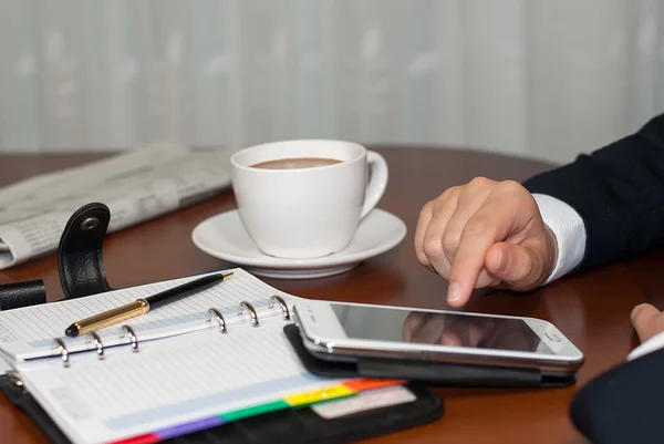 Homme d'affaires travaillant au bureau — Photo