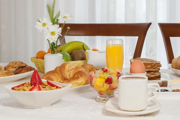 Πρωινό με καφέ γάλα και croassant — Φωτογραφία Αρχείου