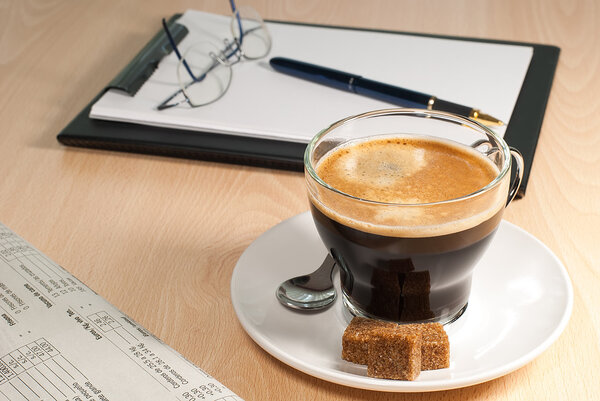 Утренний кофе и газеты
