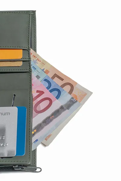 Зеленый бумажник с евро — стоковое фото