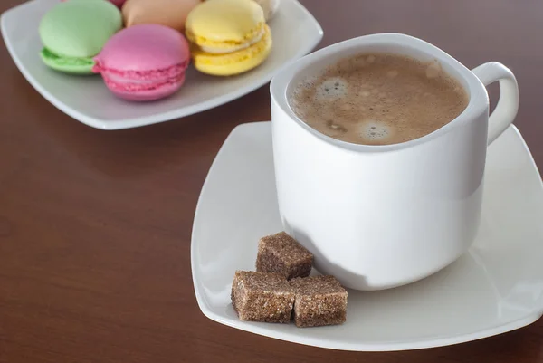 Kopp kaffe och färgglada macaroon — Stockfoto