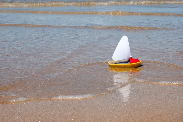 Child's toy boat at the beach — Stock Photo, Image