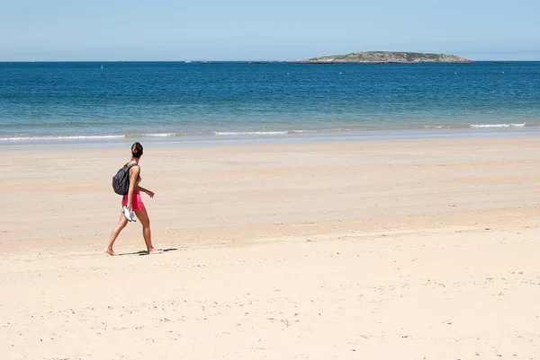 Passeggiata solitaria lungo la spiaggia — Foto Stock