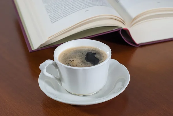 Читання в бібліотеці, книжковому магазині або кафе — стокове фото