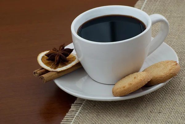 Secangkir kopi dan biskuit — Stok Foto