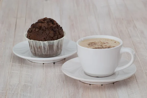 卡布奇诺咖啡与巧克力松饼 — 图库照片