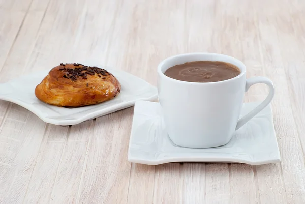 Forró chocolateand dán péksütemények — Stock Fotó