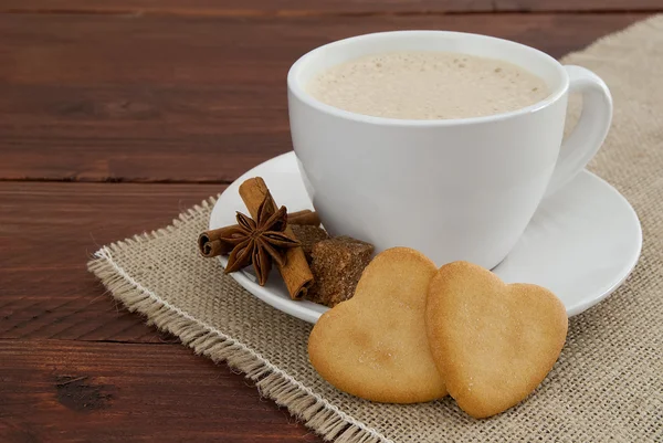 Grädde kaffe med cookie hjärtan — Stockfoto