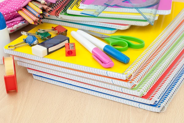 Fournitures scolaires sur le bureau — Photo