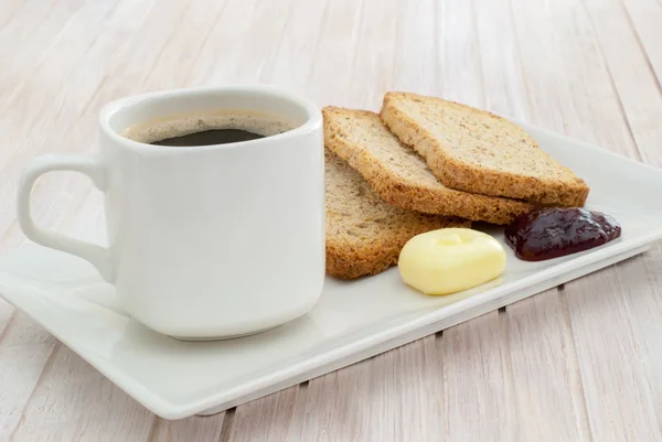 Koffie en geroosterde met boter en marmelade — Stockfoto