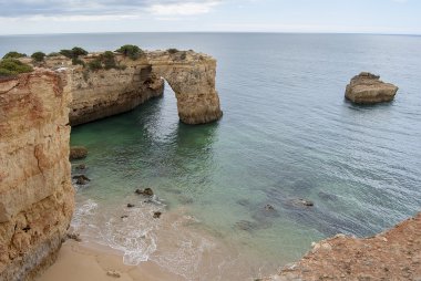 albandeira plaj ve kayalıklarla algarve Portekiz