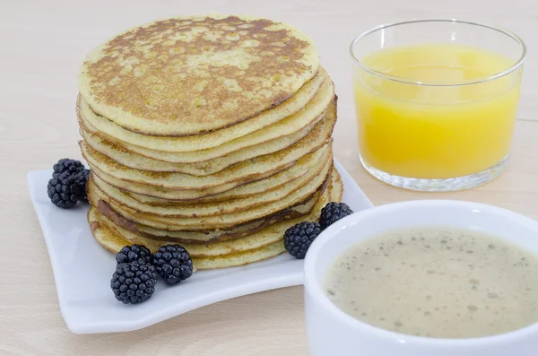 Mesa de pequeno-almoço com panquecas — Fotografia de Stock