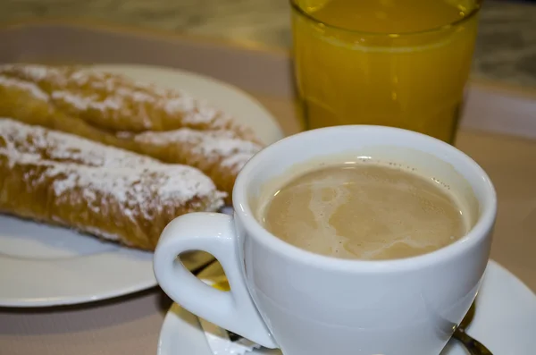 Сніданок з кавою з молоком — стокове фото