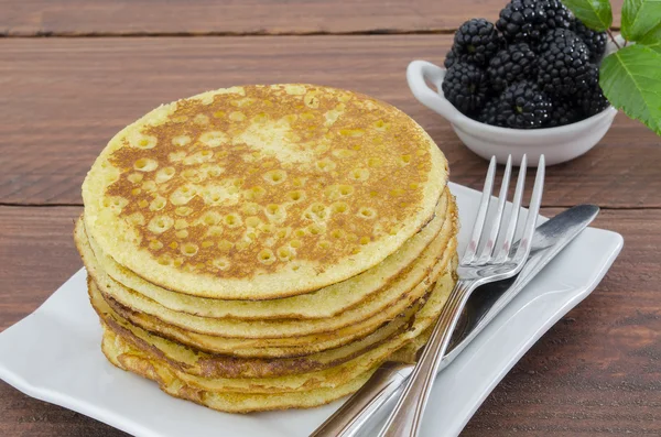 Panqueques de trigo entero con moras — Foto de Stock