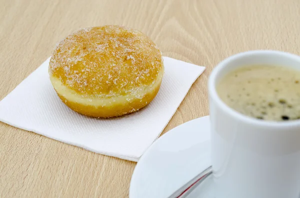 Koffie en een donut — Stockfoto