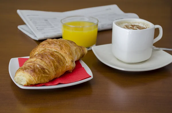 Завтрак с газетой — стоковое фото