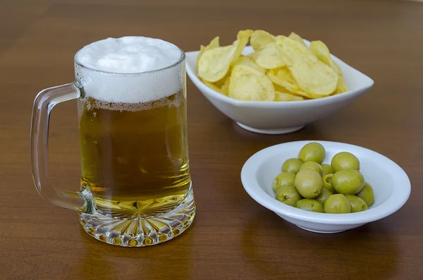 Copo de cerveja com cobra — Fotografia de Stock