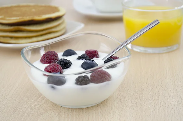 Черничный йогурт — стоковое фото
