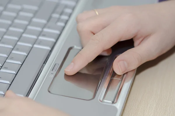 Laptop em uso — Fotografia de Stock