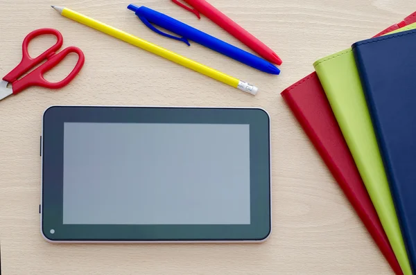 Tablet PC en un escritorio de aula — Foto de Stock